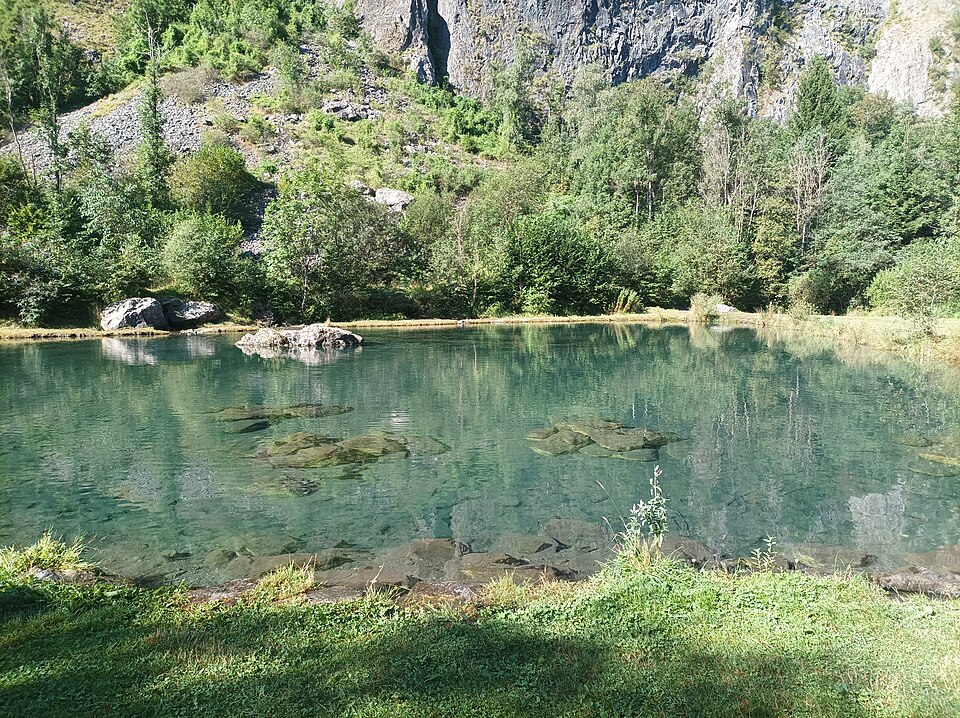 L'eau transparente du Lac Bleu, rochers visibles sous la surface et falaises en arrière-plan (août 2024). Même auteur, même licence CC BY 4.0 vérifiée, même géo