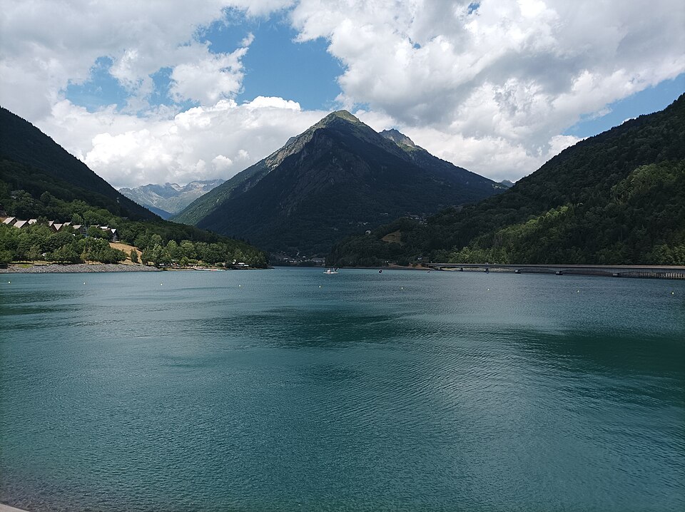 Le lac du Verney vu depuis le barrage, juillet 2025 (4000x2992, 3,8 Mo, à redimensionner pour le web). Page : https://commons.wikimedia.org/wiki/File:Lac_du_Ver