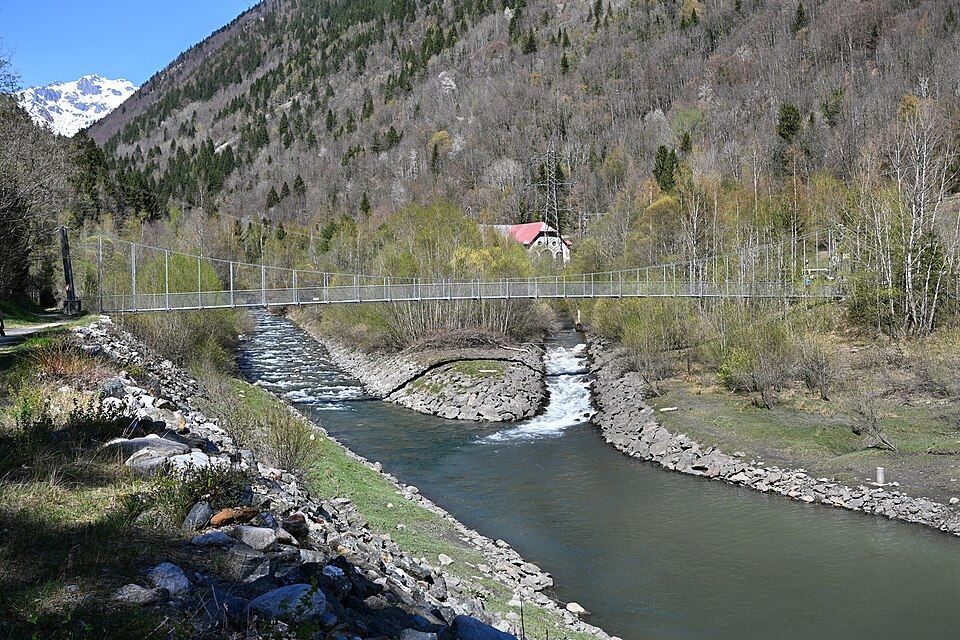 La passerelle himalayenne sur l'Eau d'Olle à l'entrée du lac du Verney, avril 2026 (5568x3712, 14 Mo, à redimensionner impérativement). Page : https://commons.w