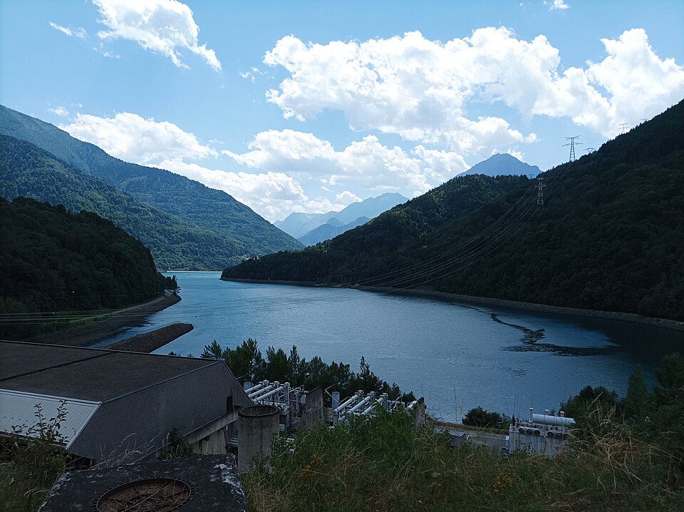 Le lac du Verney depuis le hameau du Verney, juillet 2025 (4000x2992). Attention : la centrale hydroélectrique EDF occupe le premier plan, photo moins vendeuse,