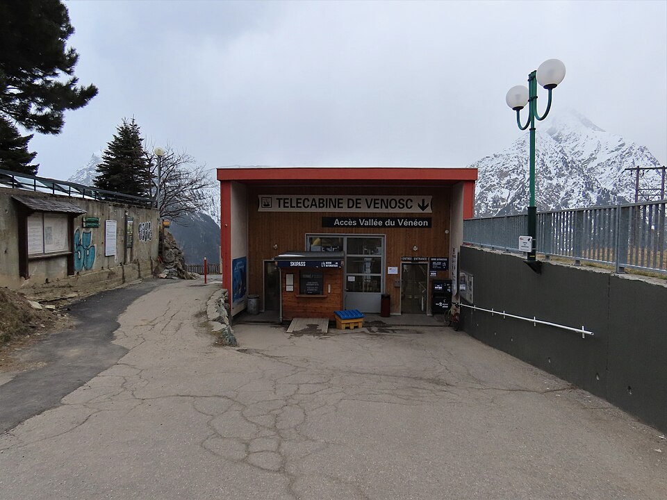 La télécabine de Venosc à l'arrivée à l'Alpe de Venosc, Les Deux Alpes (21 mars 2025, 5184x3888)