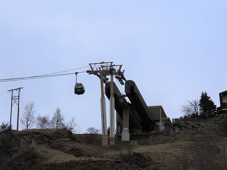La ligne de la télécabine de Venosc et ses cabines 6 places (21 mars 2025, 5184x3888)