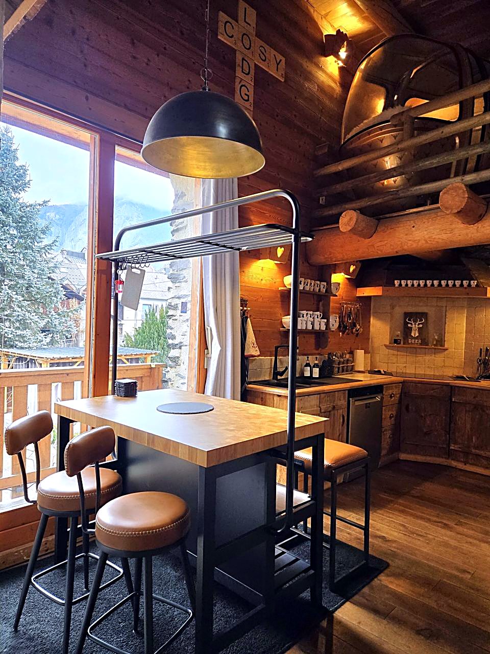 Cuisine équipée du Cosy Lodge avec îlot et grande table